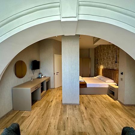 Emerald Hotel バトゥーミ エクステリア 写真