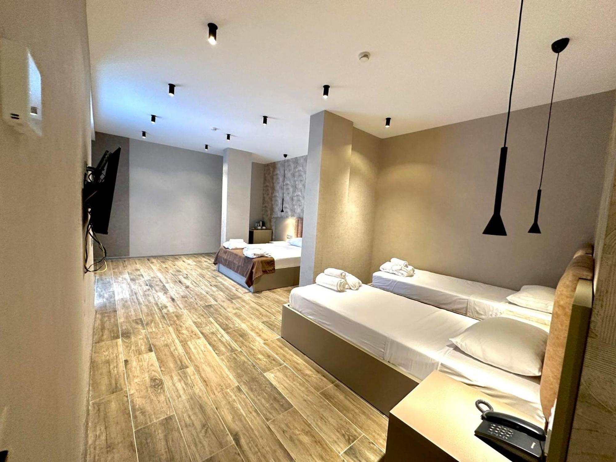 Emerald Hotel バトゥーミ エクステリア 写真
