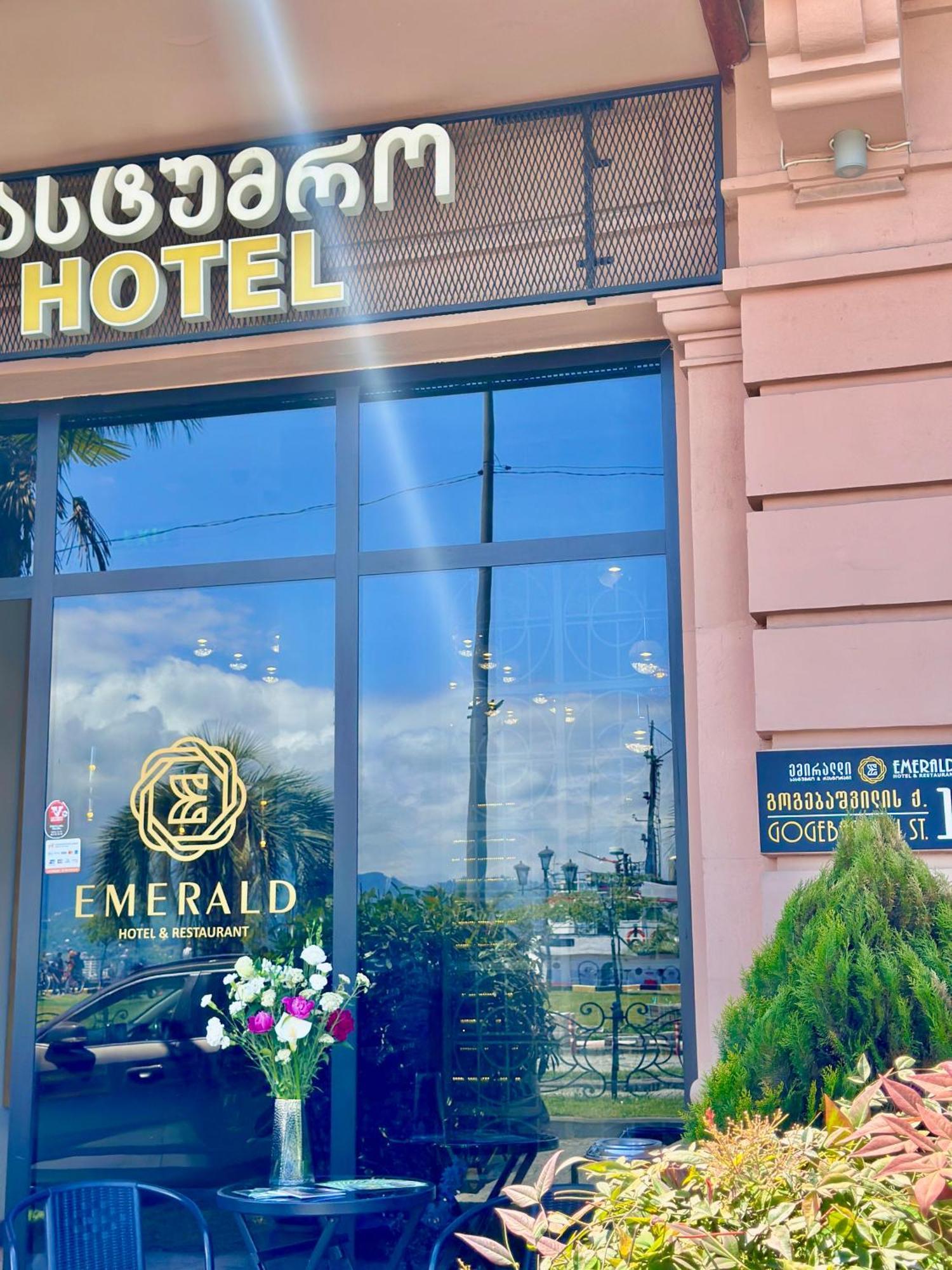 Emerald Hotel バトゥーミ エクステリア 写真