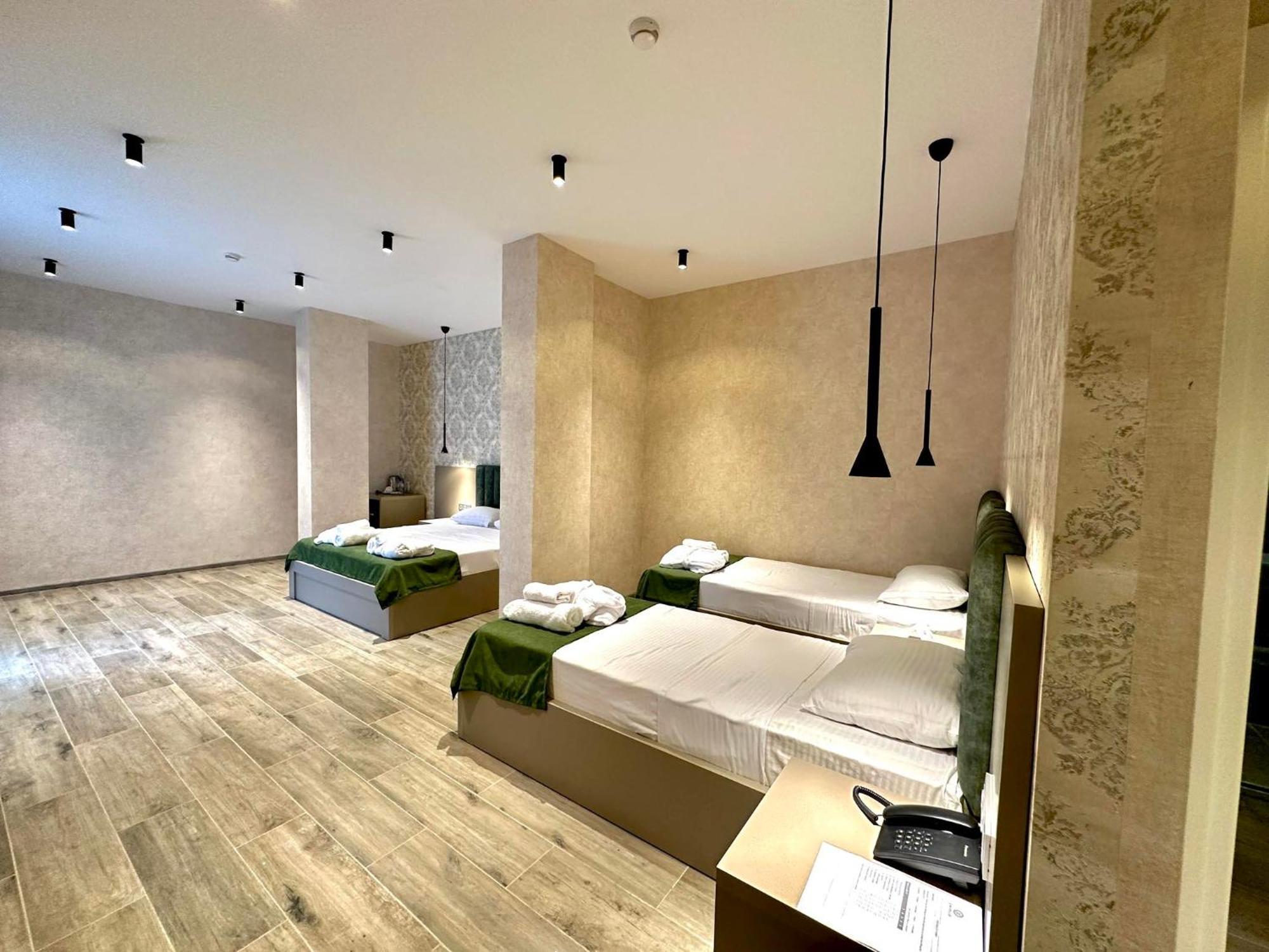 Emerald Hotel バトゥーミ エクステリア 写真