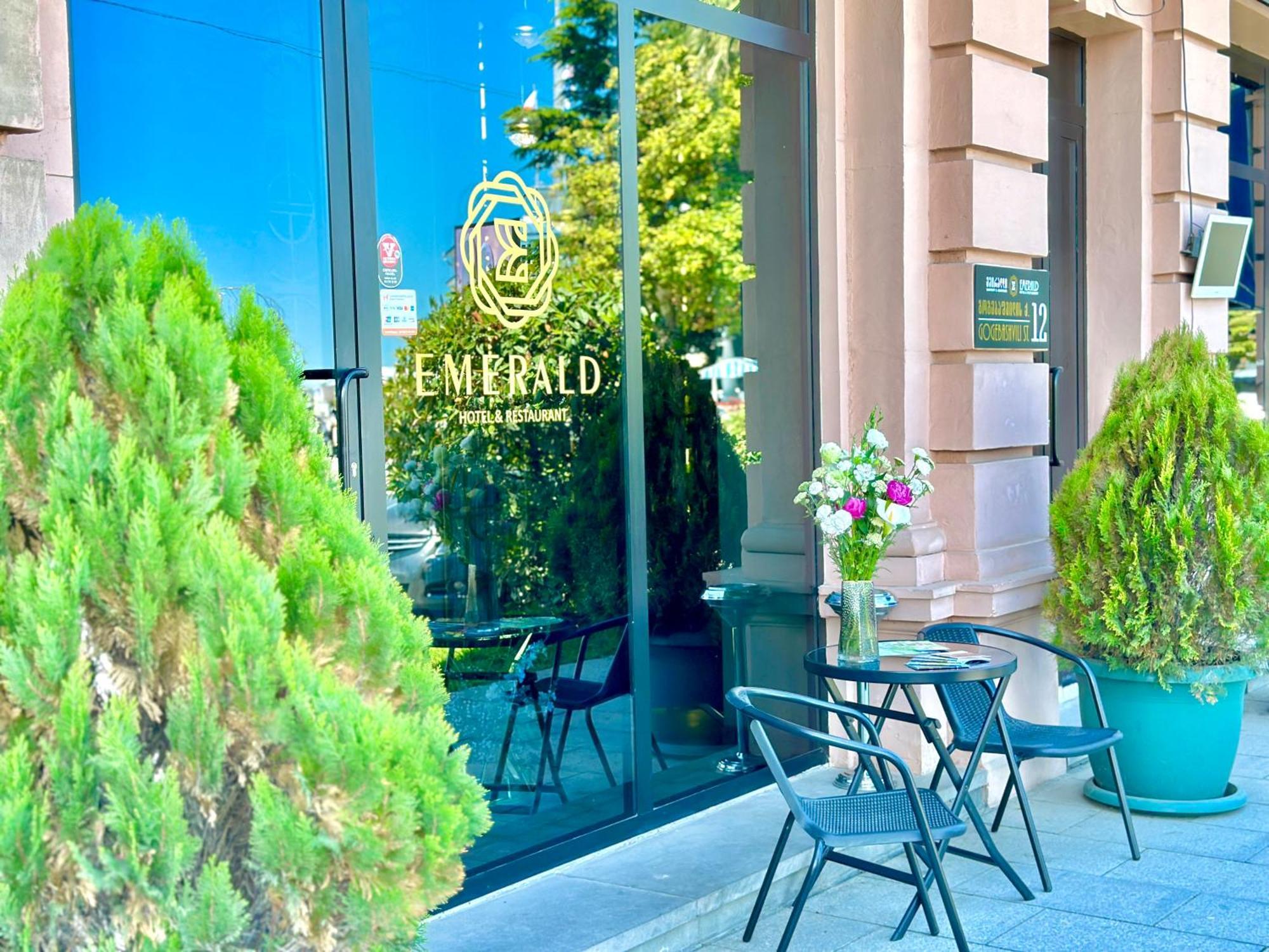 Emerald Hotel バトゥーミ エクステリア 写真
