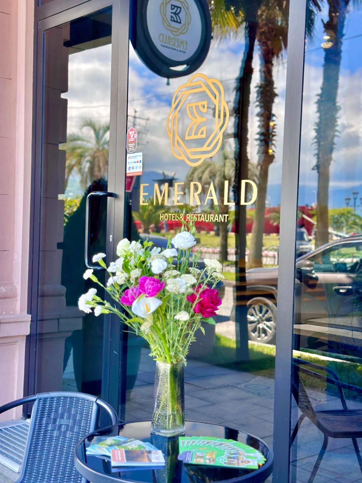 Emerald Hotel バトゥーミ エクステリア 写真