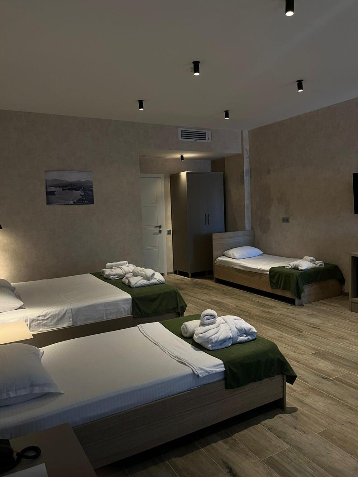Emerald Hotel バトゥーミ エクステリア 写真