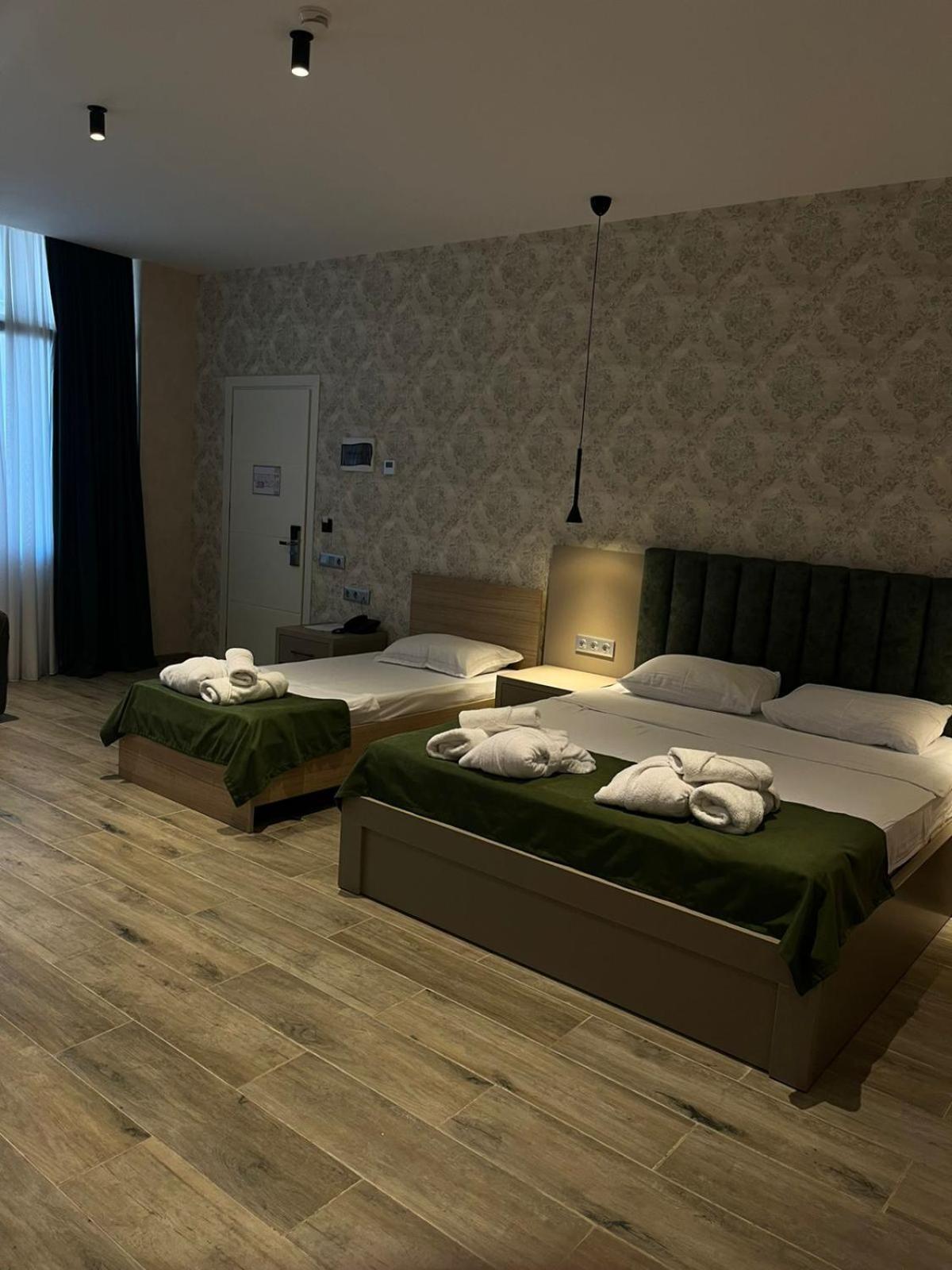 Emerald Hotel バトゥーミ エクステリア 写真