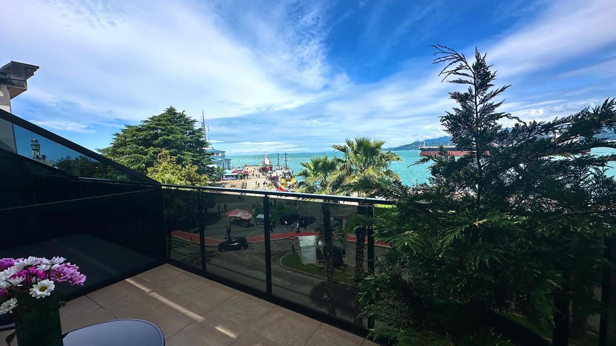 Emerald Hotel バトゥーミ エクステリア 写真